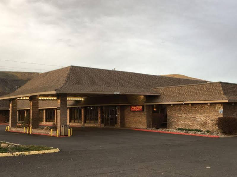 Clarion And Conference Center Hotel Yakima Exterior photo